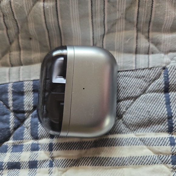 Earbuds - Picture 1 of 3